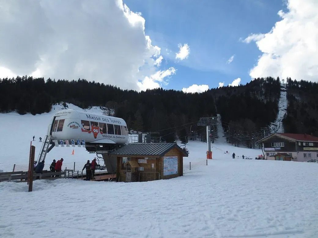 Télésiège et pistes enneigées aux Rousses