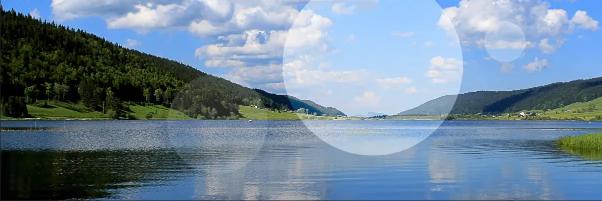 Le lac des Rousses et les montagnes du Jura