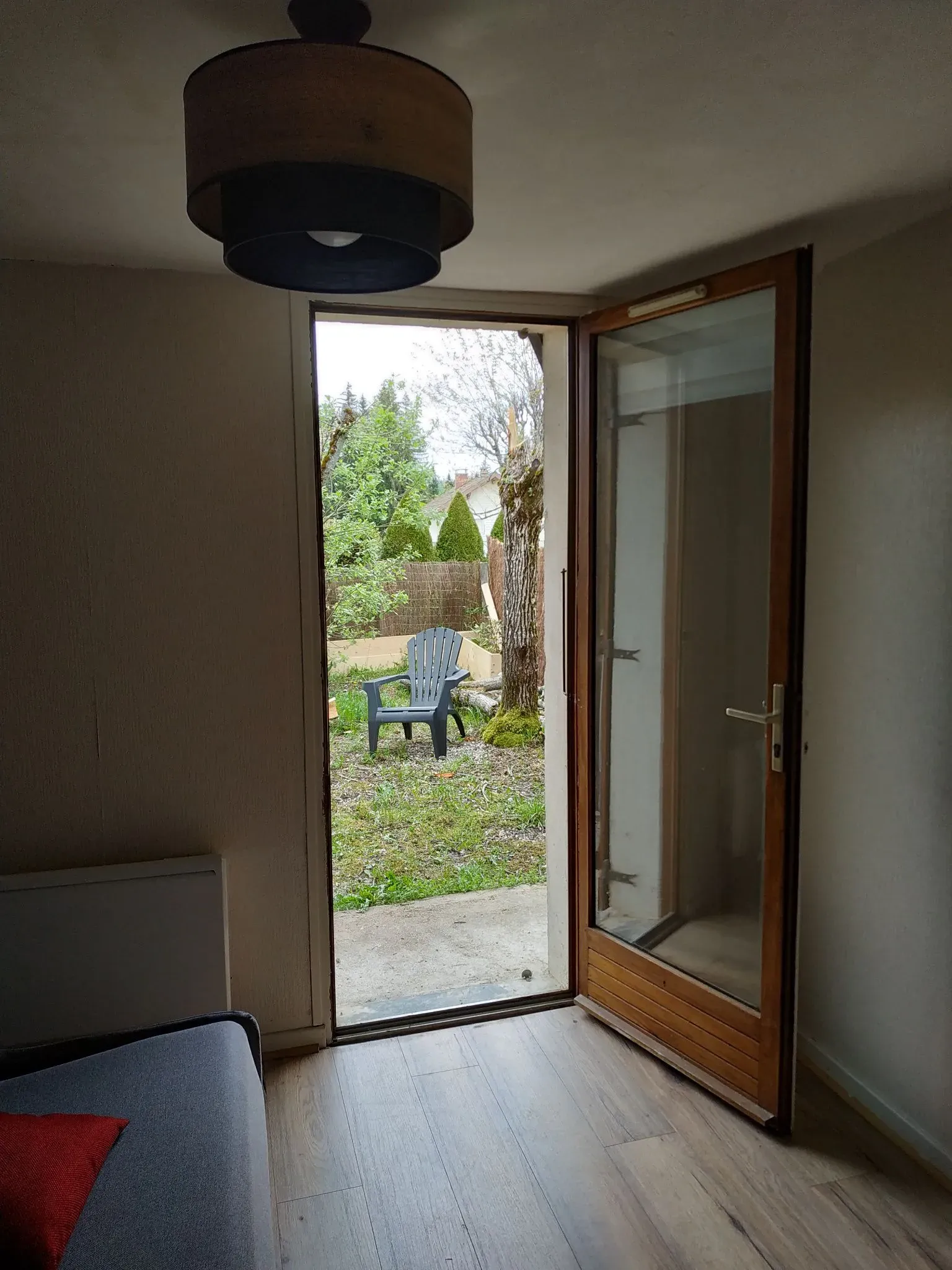 Porte-fenêtre ouverte sur le jardin