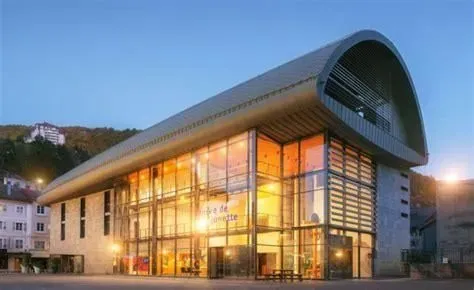 Le bâtiment du musée de la lunette à Morez, illuminé