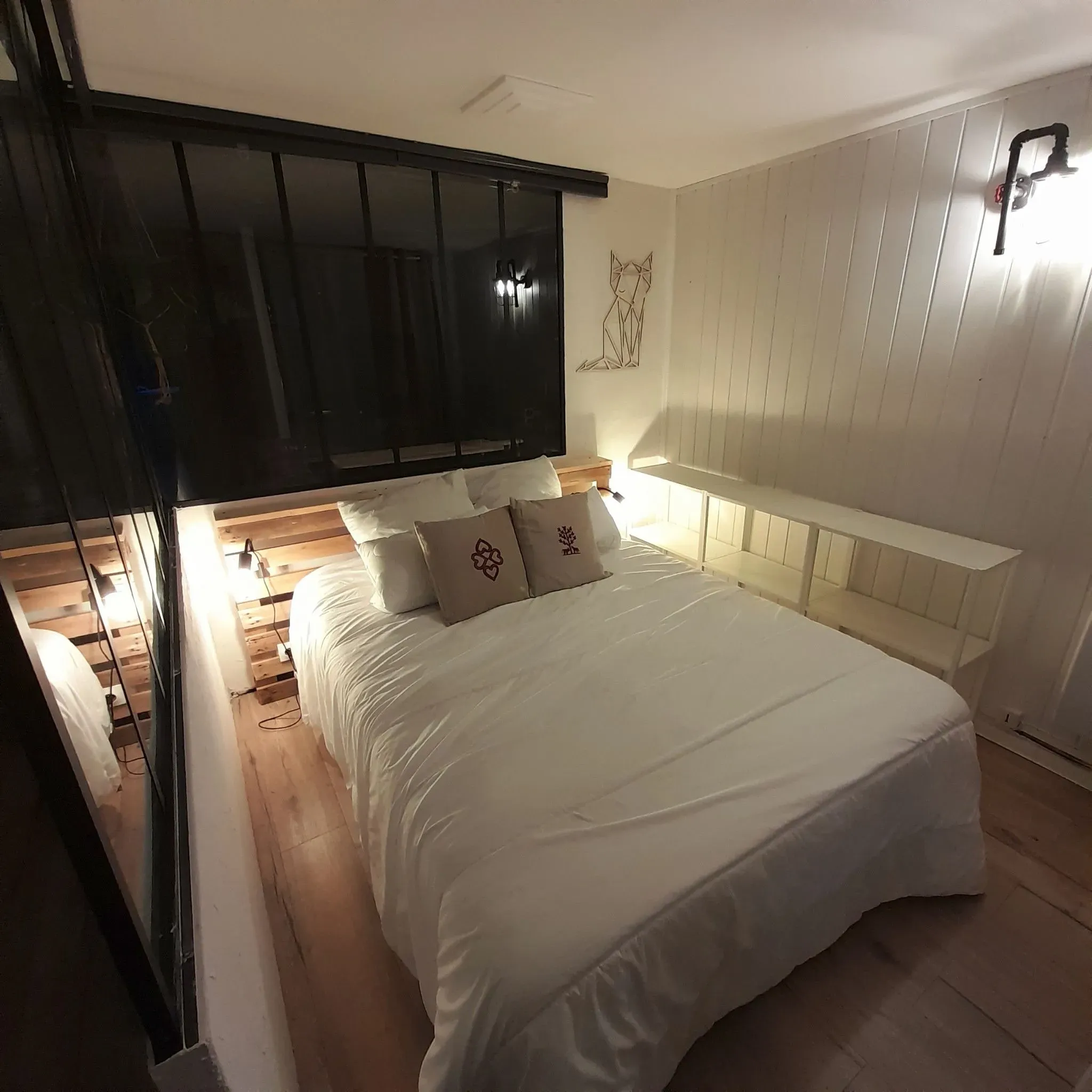 Chambre avec lit double et éclairage d'ambiance