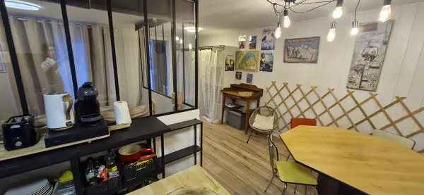 Le séjour et la salle à manger de l'appartement La Mesnie