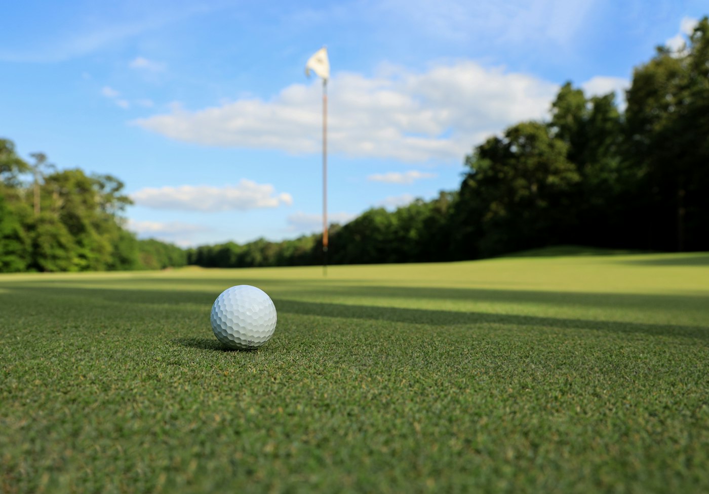 Balle de golf sur un green